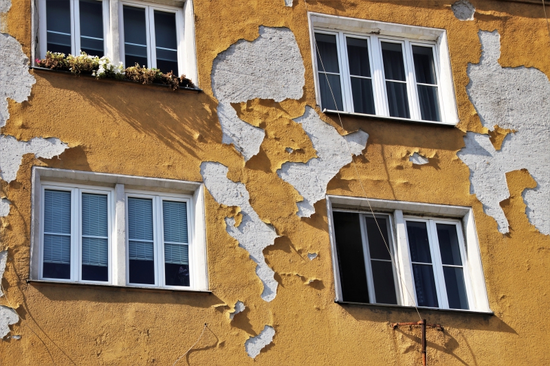 plaquiste-LUCERAM-min_old-plaster-4498206